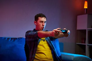 hombre joven jugando a la playstation