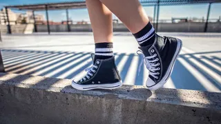 tenis negras con blanco