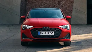 La parrilla Singleframe y los faros LED afilados definen el carácter moderno y deportivo del Audi A3