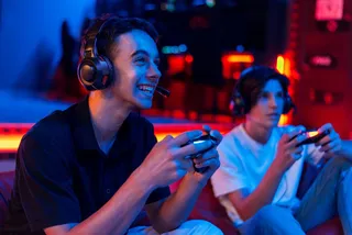 jovenes jugando juegos exclusivos de ps5