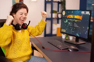 jugadora festeja en su computadora 