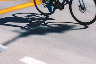 bicicleta em movimento no asfalto