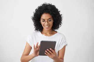 Mulher utilizando tablet