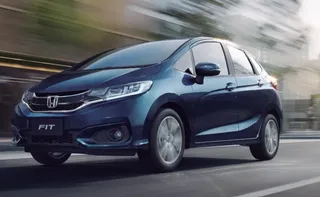 Honda Fit azul modelo 2019 en carretera.