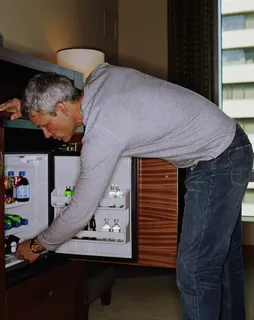 Hombre con Mini Bar