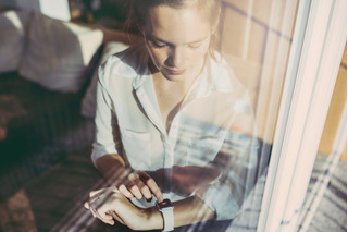 mujer usando smartwatch