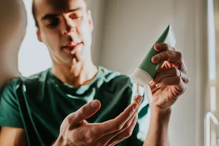 Comprende las siglas de los protectores solares para elegir el mejor para tu piel.