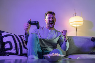 homem feliz jogando videogame