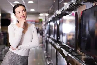 Mujer seleccionando TV