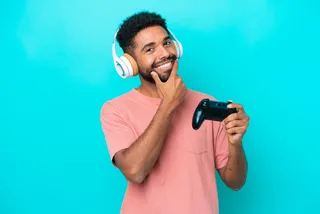 Hombre jugando videojuegos