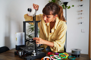 mujer usando impresora 3D