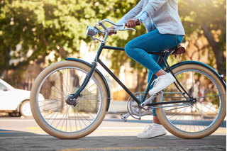 Persona andando en bicicleta