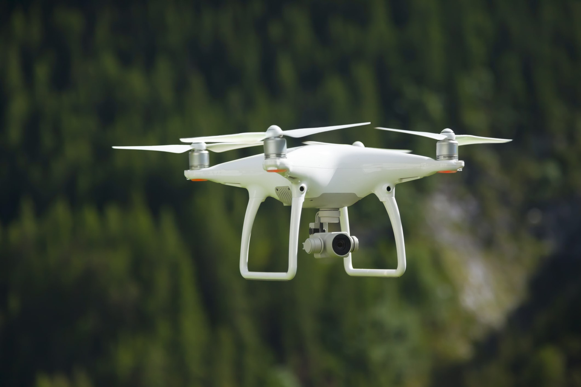 Drone con cámara incorporada en pleno vuelo