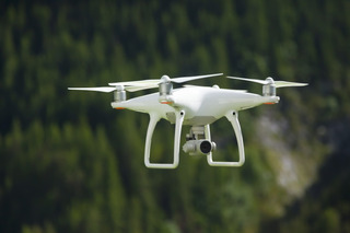 Drone com câmera embutida em pelo vôo