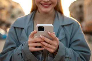 Mujer con celular en la mano