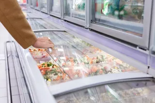 Pessoa usando freezer horizontal