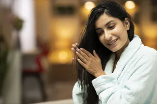 Guía completa: aprende cómo usar aceite de ricino en el cabello