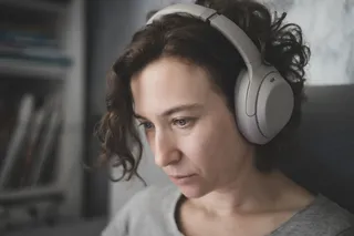 mujer usando auriculares noise canceling