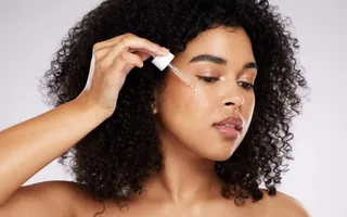 Mulher aplicando sérum facial