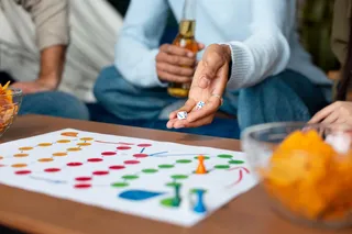 Amigos reunidos con juegos de mesa