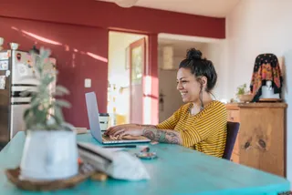 Una mujer trabaja desde casa con su laptop.