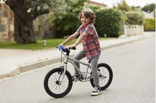 menino andando de bicicleta