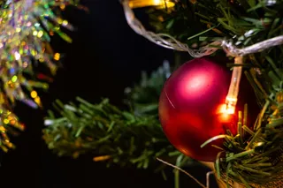Bola de decoración roja en un árbol de Navidad