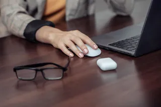 Pessoa usando mouse no notebook