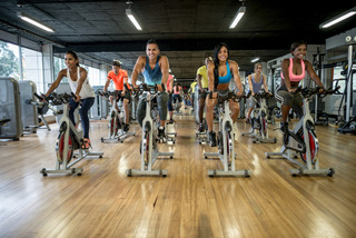 Pessoas praticando spinning