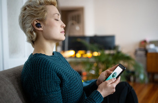 Mujer disfrutando de la música con sus auriculares Bluetooth
