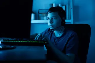Joven jugando en su computadora