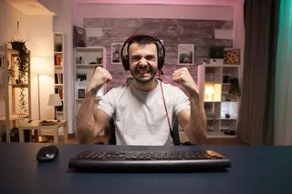 Joven festeja en su computadora 