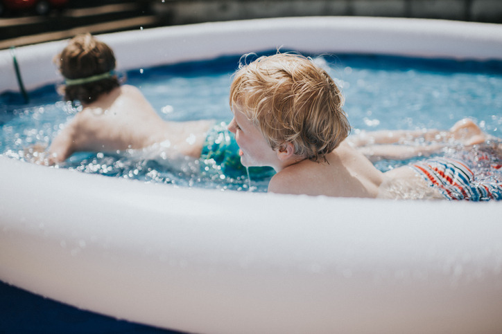 dos niños jugando en la piscina