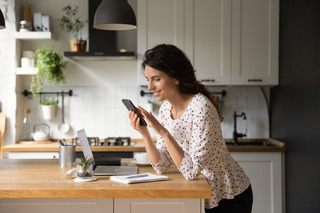 Mujer utilizando su celular mientras trabaja