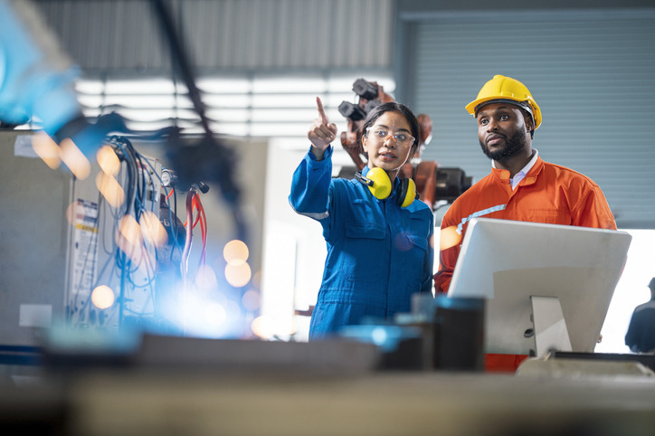 Dos trabajadores de la industria conversando