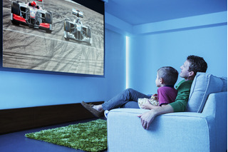famĂlia assistindo tv