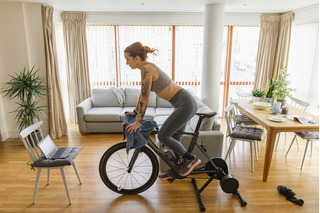 Mujer realiza ciclismo en casa