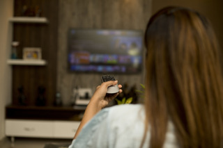 Joven disfrutando de la TV