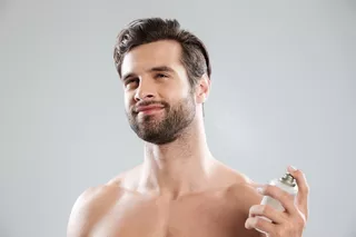Homem usando perfume após o banho