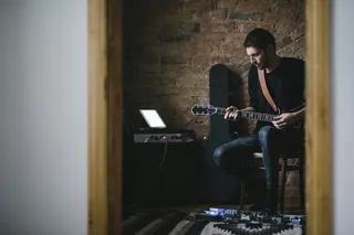 Guitarrista usando uma pedaleira.