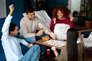 Amigos reunidos con un juego de mesa