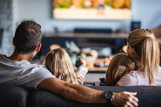 família curtindo conteúdo na tv