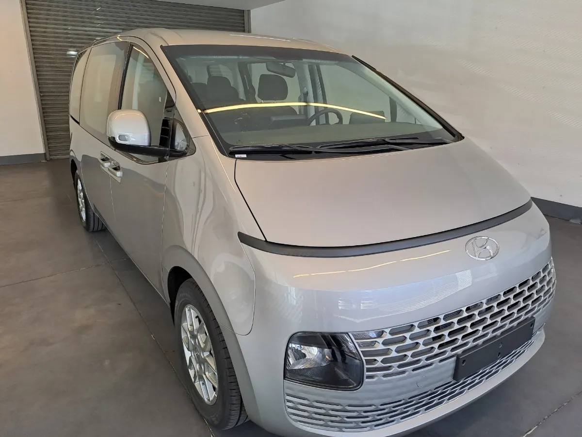 Hyundai Staria 2wd