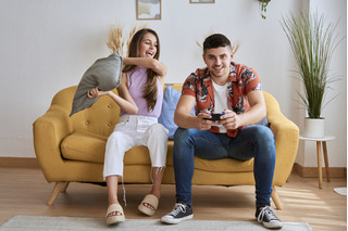 Pareja jugando videojuegos