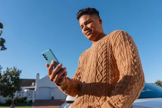 hombre usando celular al aire libre