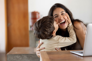 Niño le demuestra cariño a su madre