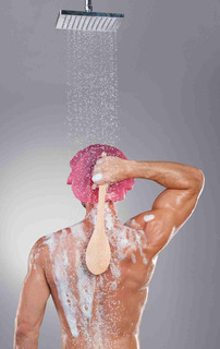 Homem tomando banho