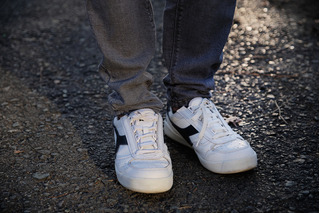 Zapatillas blancas con jean