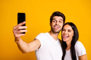 Una pareja se saca una selfie con su celular Samsung