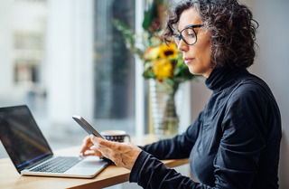 Mujer con notebook